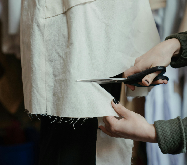 Persona Cortando Tela