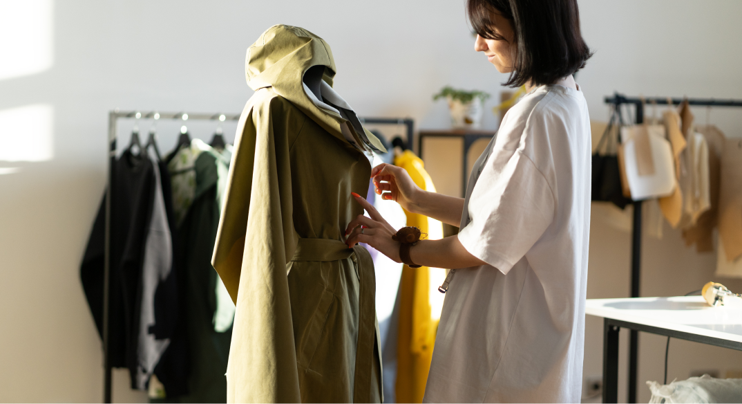 Mujer diseñando ropa.